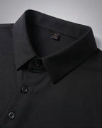 תקריב של הצווארון והכפתורים בחולצת Signature Oxford השחורה