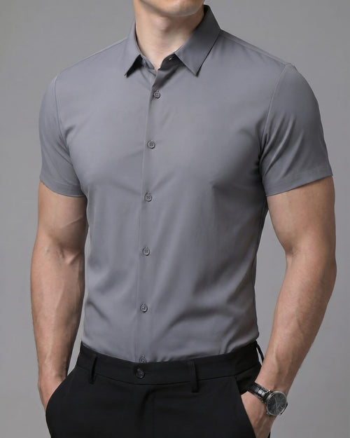 גבר לובש את חולצת Signature Oxford בצבע אפור