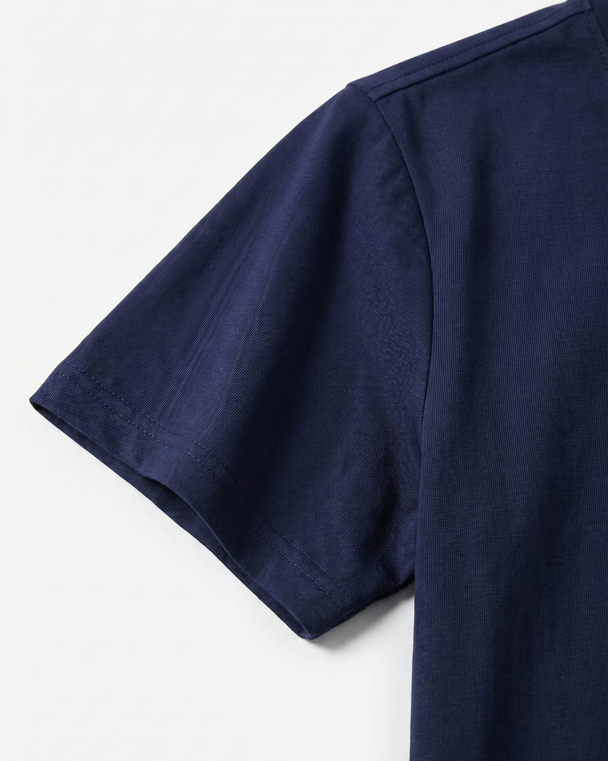 תקריב שרוול ובד — חולצת Signature Oxford נייבי