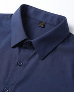 תקריב צווארון וכפתורים — חולצת Signature Oxford נייבי