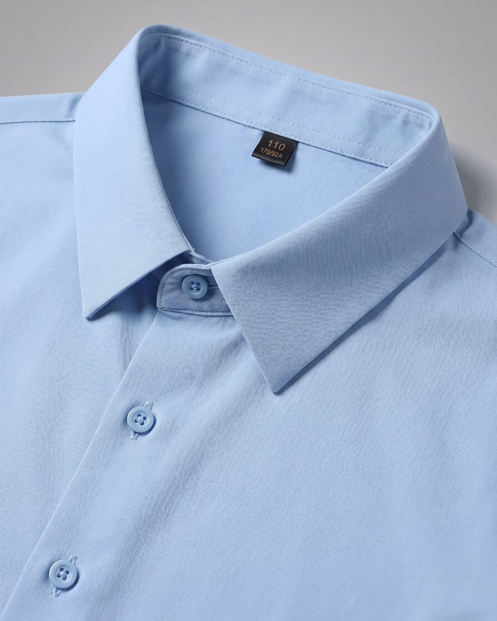 תקריב צווארון וכפתורים — חולצת Signature Oxford תכלת