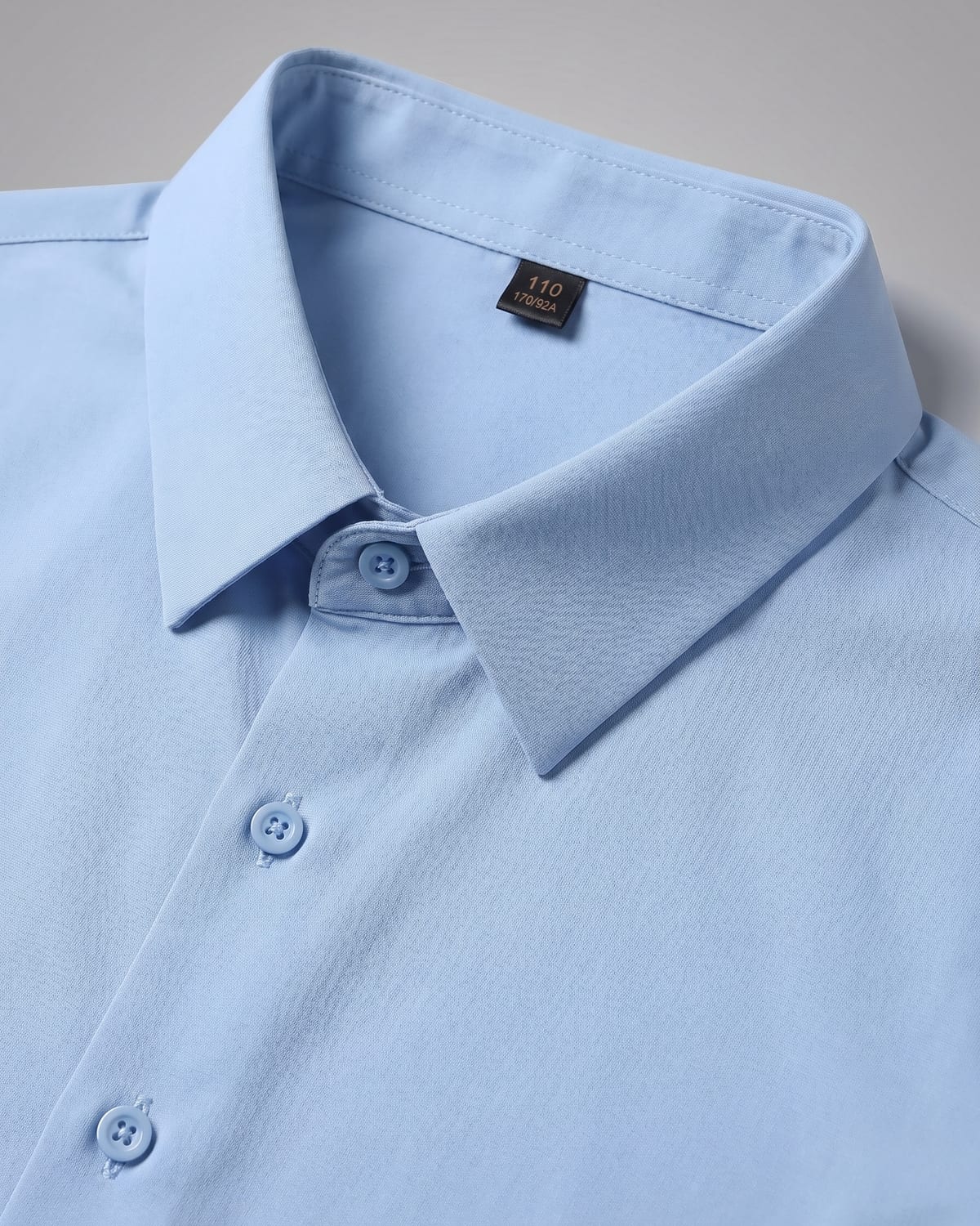 תקריב צווארון וכפתורים — חולצת Signature Oxford תכלת