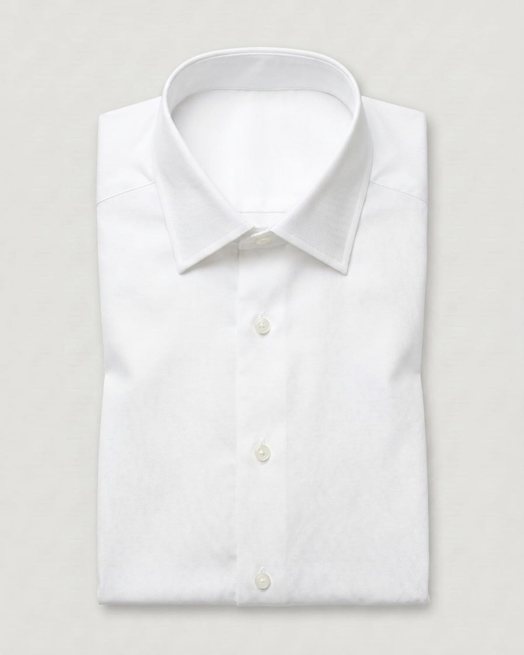 חולצת Signature Oxford בצבע לבן — מקופלת