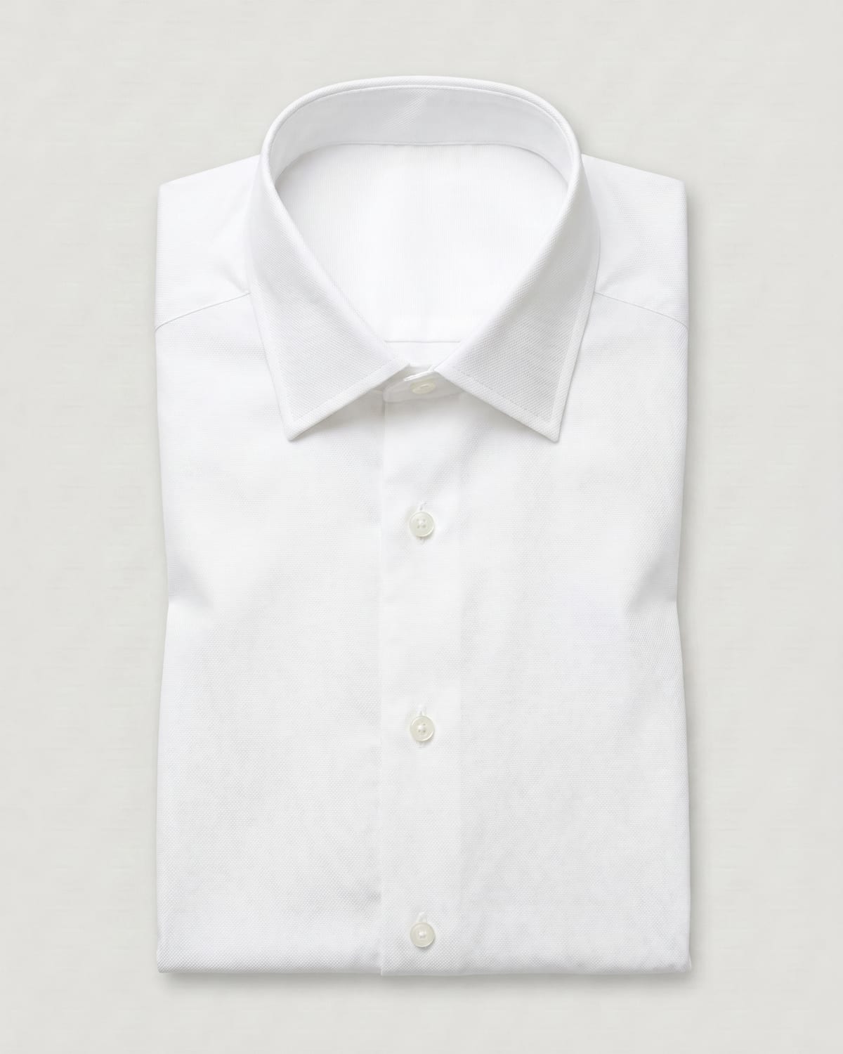 חולצת Signature Oxford בצבע לבן — מקופלת