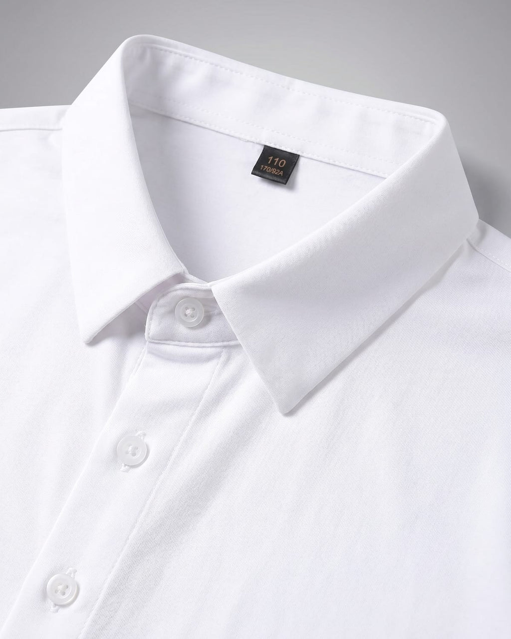 תקריב צווארון וכפתורים — חולצת Signature Oxford לבנה