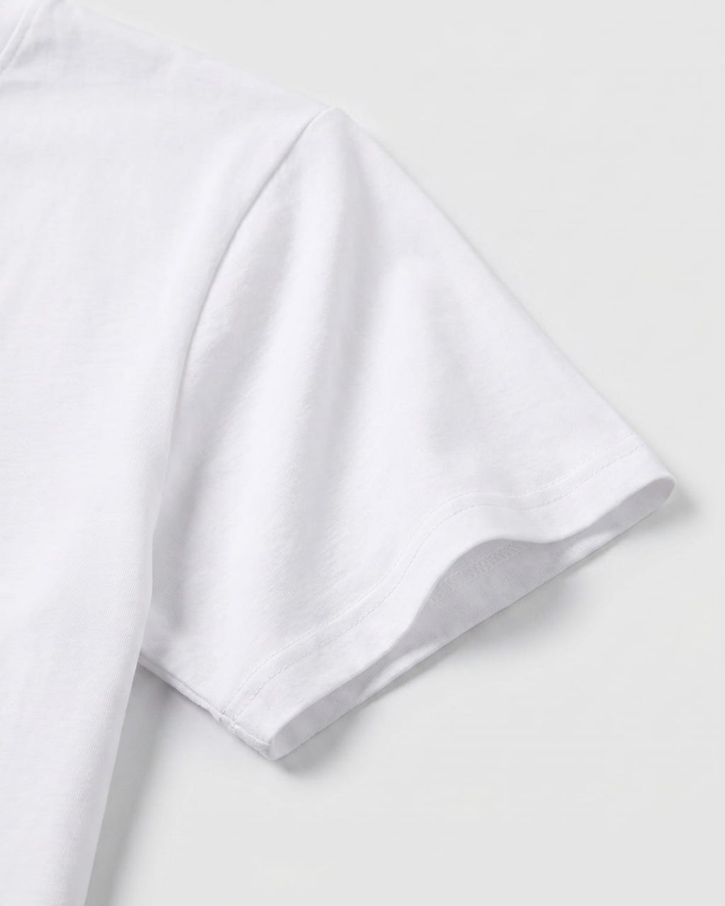 תקריב שרוול ובד — חולצת Signature Oxford לבנה