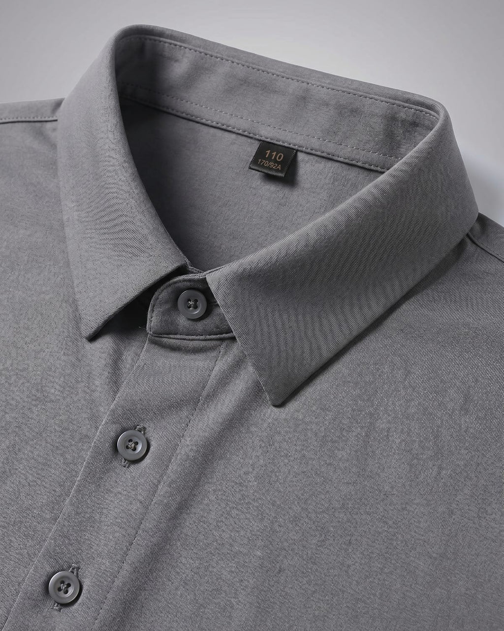 תקריב צווארון וכפתורים — חולצת Signature Oxford אפורה