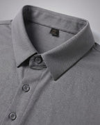 תקריב צווארון וכפתורים — חולצת Signature Oxford אפורה