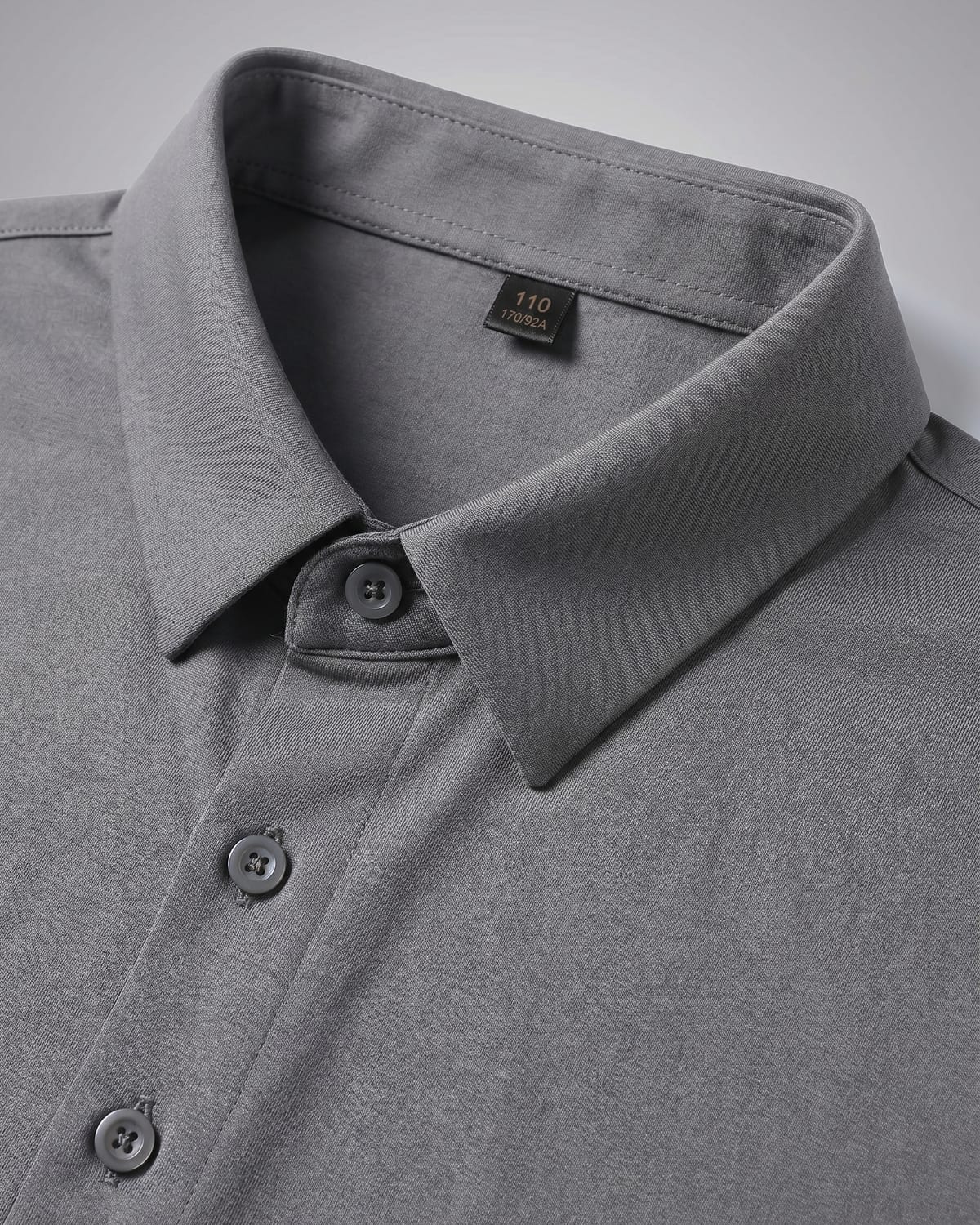 תקריב צווארון וכפתורים — חולצת Signature Oxford אפורה