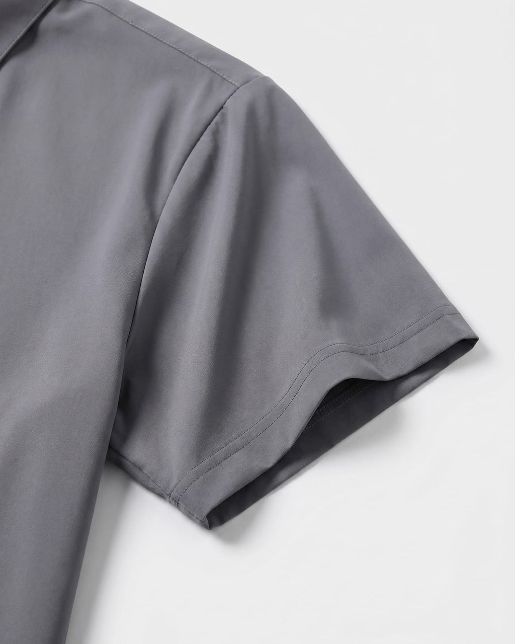 תקריב שרוול ובד — חולצת Signature Oxford אפורה