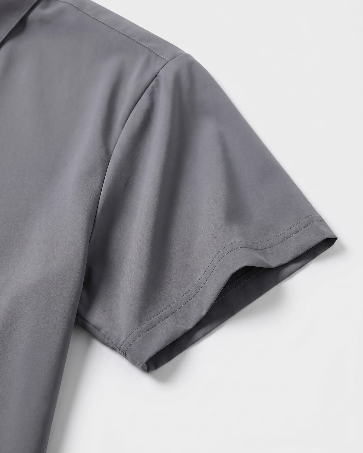 תקריב שרוול ובד — חולצת Signature Oxford אפורה