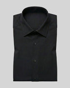 חולצת Signature Oxford שחורה מקופלת על רקע בהיר